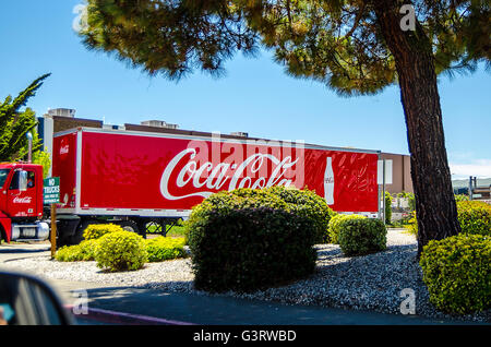 Coca Cola LKW verlassen die lokalen Händler-Standort in San Leandro, Kalifornien Stockfoto