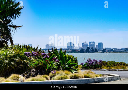 Die Innenstadt von Oakland Kalifornien Skyline von Powell Street in Emeryville aus gesehen Stockfoto