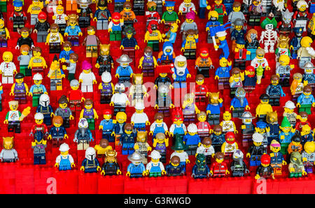 LEGO Figur als Fans auf der Tribüne eine Sportarena. Stockfoto