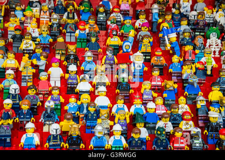 LEGO Figur als Fans auf der Tribüne eine Sportarena. Stockfoto