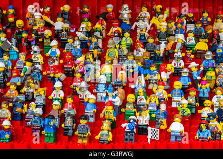 LEGO Figur als Fans auf der Tribüne eine Sportarena. Stockfoto