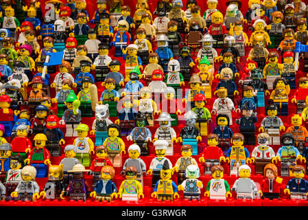 LEGO Figur als Fans auf der Tribüne eine Sportarena. Stockfoto