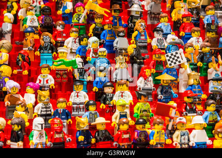 LEGO Figur als Fans auf der Tribüne eine Sportarena. Stockfoto