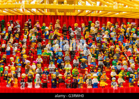 LEGO Figur als Fans auf der Tribüne eine Sportarena. Stockfoto