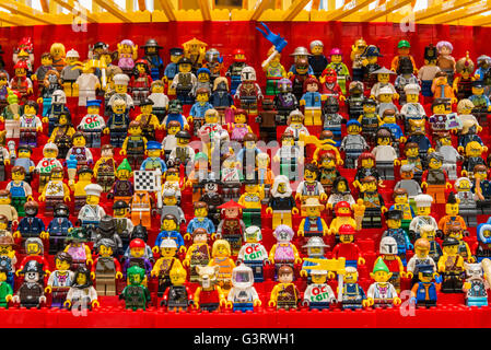 LEGO Figur als Fans auf der Tribüne eine Sportarena. Stockfoto