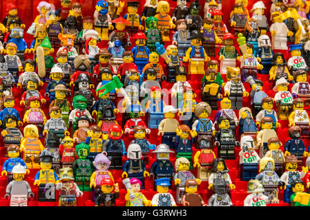 LEGO Figur als Fans auf der Tribüne eine Sportarena. Stockfoto