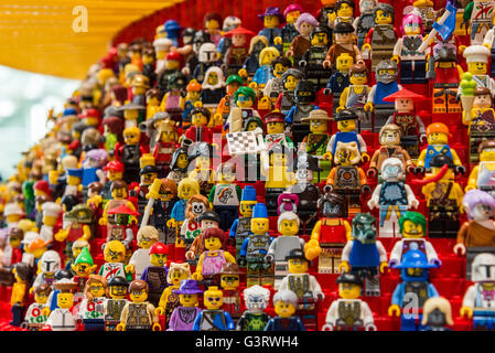 LEGO Figur als Fans auf der Tribüne eine Sportarena. Stockfoto