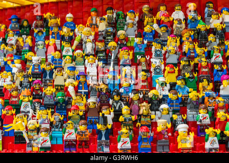 LEGO Figur als Fans auf der Tribüne eine Sportarena. Stockfoto