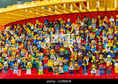 LEGO Figur als Fans auf der Tribüne eine Sportarena. Stockfoto