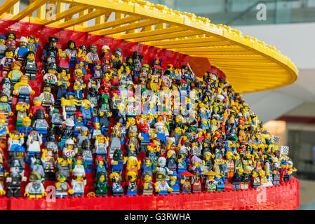 LEGO Figur als Fans auf der Tribüne eine Sportarena. Stockfoto