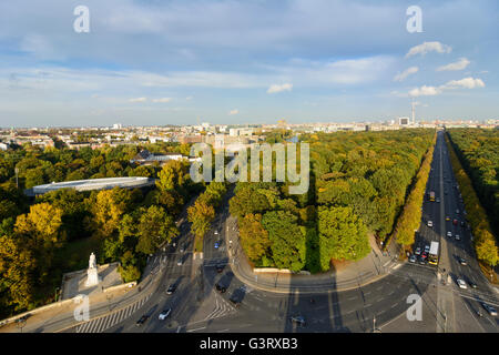 Blick von der Siegessäule zum Stadtzentrum, Tiergarten Park in den Farben des Herbstes, Deutschland, Berlin, Berlin Stockfoto