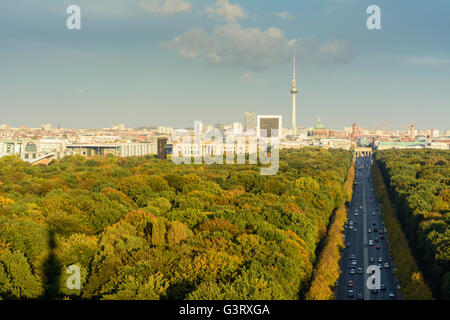 Blick von der Siegessäule zum Stadtzentrum, Tiergarten Park in den Farben des Herbstes, Deutschland, Berlin, Berlin Stockfoto