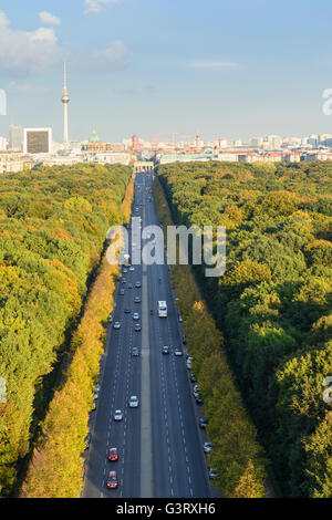 Blick von der Siegessäule zum Stadtzentrum, Tiergarten Park in den Farben des Herbstes, Deutschland, Berlin, Berlin Stockfoto