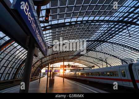 Station Berlin Hauptbahnhof der DB AG, ICE Inter City Express, Sonnenuntergang, Deutschland, Berlin, Berlin Stockfoto