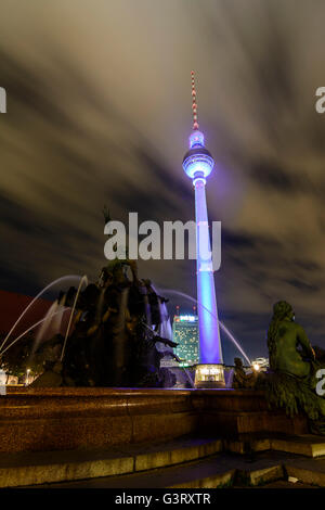 "Festival of Lights": Fernsehturm, Brunnen Neptunbrunnen in bunte Lichter, Deutschland, Berlin, Berlin Stockfoto