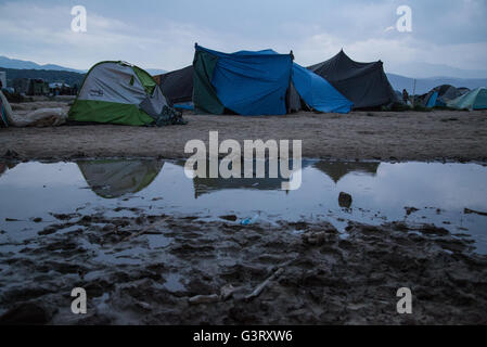 Reflexionen der Zelte im syrischen Flüchtlingslager von Idomeni (Eidomeni) an der griechisch - mazedonischen Grenze. Stockfoto