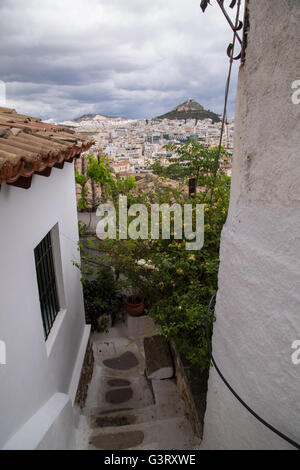 Blick auf Athen und Lycabettus Hügel aus dem malerischen Viertel Anafiotika in Zentral-Athen, Griechenland. Stockfoto