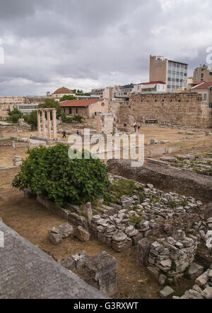 Eine vertikale Aufnahme von den antiken Ruinen in Hadrians Bibliothek in Athen, Griechenland. Stockfoto