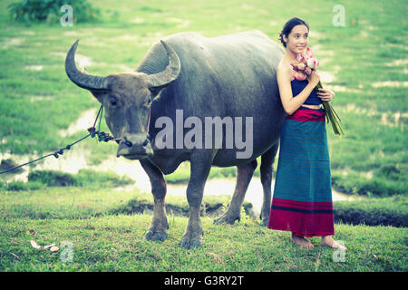 alten Jungen Thaifrauen mit Buffalo auf ländlichen, Vintage style Stockfoto