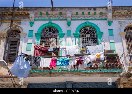 Wäsche auf dem Balkon eines alten Kolonialgebäude in Havanna, Kuba Stockfoto