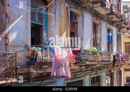 Wäsche auf dem Balkon eines alten Gebäudes in Havanna, Kuba Stockfoto