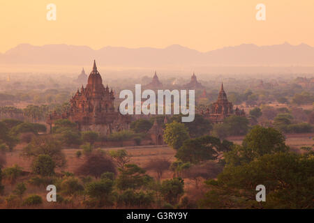 Nebligen Sonnenaufgang von Shwesandaw Pagode, Bagan, Myanmar Stockfoto