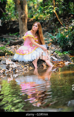 Porträt von Asien schönen Mädchen in Ballett Kleid auf Natur Stockfoto