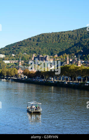 Neckar und mit Blick auf die Altstadt mit der Burg und Boot, Deutschland, Baden-Württemberg, Kurpfalz, Heidelberg Stockfoto