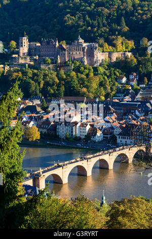 Blick vom Philosophen Weg zur Altstadt mit Schloss und alte Brücke über den Neckar, Deutschland, Baden-Württemberg, Kurpfalz, Heidelbe Stockfoto