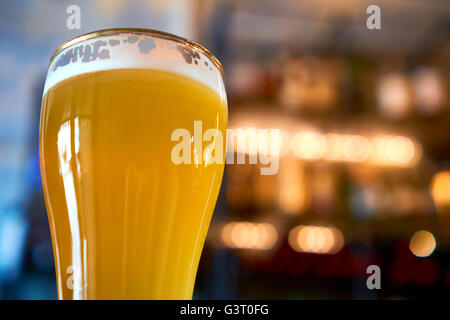 Glas eiskalten Bier im pub Stockfoto