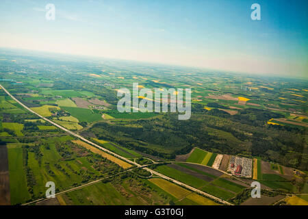 Schöne Luftaufnahme der bayerischen Landschaft rund um den Münchner Flughafen im Frühling mit gelben Raps Felder Stockfoto
