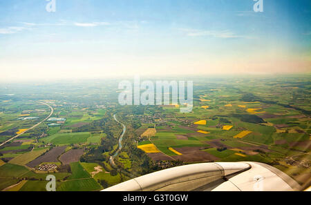 Bayerische Landschaft, wunderschönes Panorama nach dem Start vom Flughafen München Stockfoto