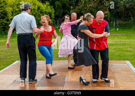 PJ-Tanzgruppe beim Maresfield Fete, Sussex, Großbritannien Stockfoto