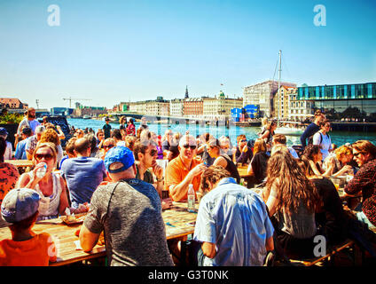 Kopenhagen - Menschen genießen das schöne Wochenende Essen im Freien auf Straße Lebensmittelmarkt Papier Insel Stockfoto