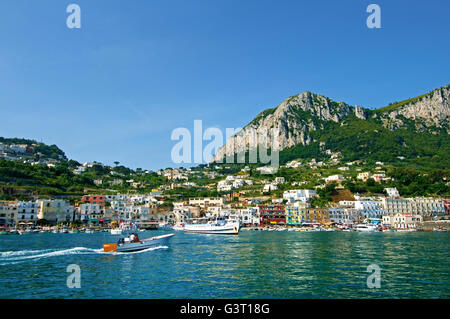 Der Hafen auf der Insel Capri aus Sorrento, in der Bucht von Neapel, Italien Stockfoto