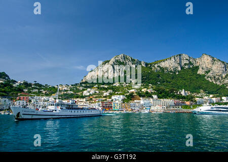 Der Hafen auf der Insel Capri aus Sorrento, in der Bucht von Neapel, Italien Stockfoto