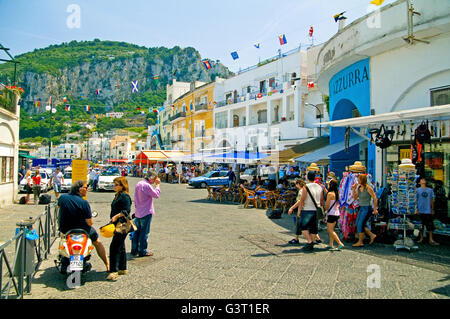 Die Waterfront am Hafen von Capri ist gesäumt von Souvenirläden und Cafés - aus Sorrento, in der Bucht von Neapel, Italien Stockfoto