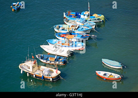 Kleine Fischerboote im Hafen von Marina Grande in Sorrento, in der Nähe von Neapel, Italien Stockfoto
