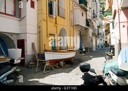Eine Seitenstraße an der Marina Grande von Sorrento, in der Nähe von Neapel, Italien Stockfoto