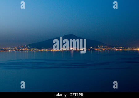 Die drohende Präsenz des Vulkans Vesuv gesehen von Sorrento, in der Bucht von Neapel, Italien in der Abenddämmerung Stockfoto