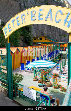 Der Eingang zu einem der Pay-Schwimmen im Marina San Francesco in Sorrento, in der Nähe von Neapel, Italien Stockfoto