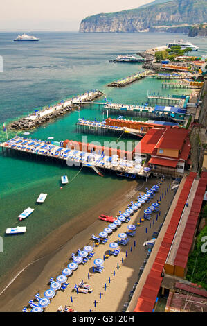 Ein Blick über die Strände und Schwimmbäder der Marina San Francesco, Sorrento, in der Nähe von Neapel, Italien Stockfoto