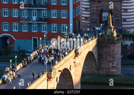 Alte Brücke über den Neckar mit Brücke Tor zur Altstadt, Heidelberg, Kurpfalz, Baden-Württemberg, Deutschland Stockfoto