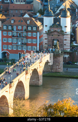 Alte Brücke über den Neckar mit Brücke Tor zur Altstadt, Heidelberg, Kurpfalz, Baden-Württemberg, Deutschland Stockfoto