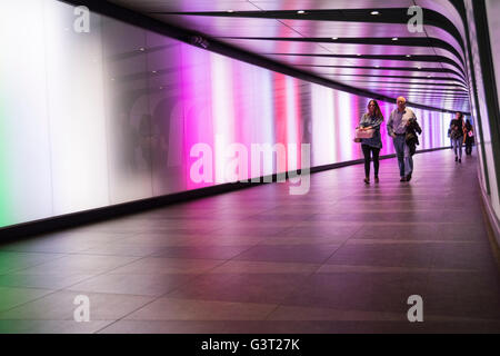 Beleuchtete Leichtfassaden von Karina Armburg Jennings im Fußgängertunnel im Bahnhof Kings Cross, London Stockfoto