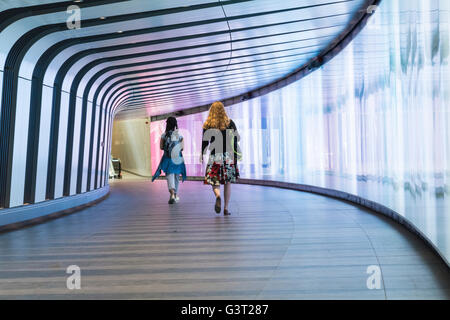 Beleuchtete Leichtfassaden von Karina Armburg Jennings im Fußgängertunnel im Bahnhof Kings Cross, London Stockfoto