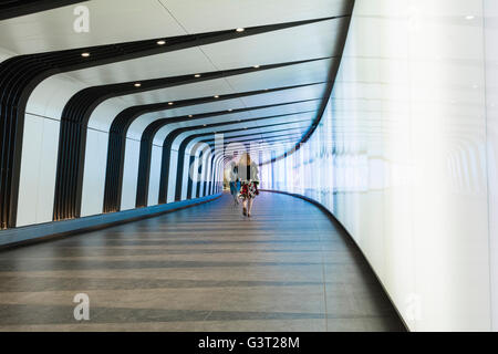 Beleuchtete Leichtfassaden von Karina Armburg Jennings im Fußgängertunnel im Bahnhof Kings Cross, London Stockfoto