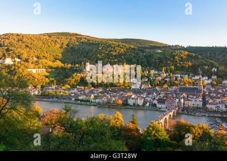 Blick vom Schlangenweg, Altstadt mit Schloss, Heiliggeistkirche und Alter Brücke über den Neckar und Königstuhl Berg, Deutsch Stockfoto