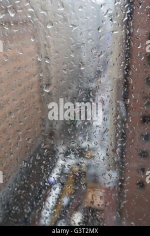 Regentropfen am Fenster in New York City, USA Stockfoto