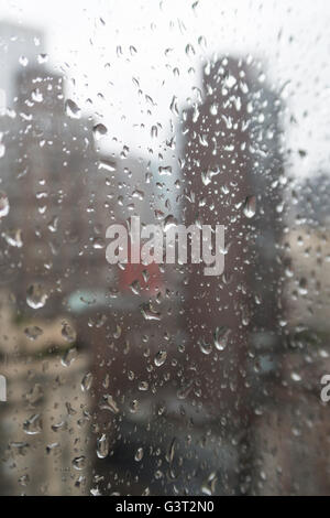 Regentropfen am Fenster in New York City, USA Stockfoto